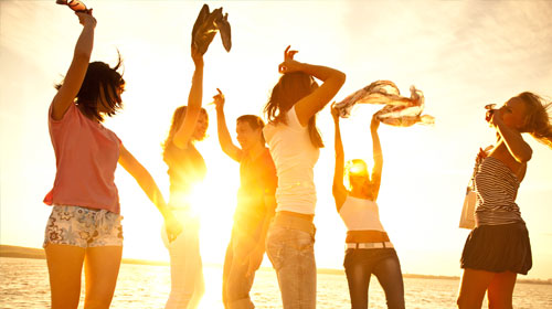 布莱顿主场艰难击败对手，保级前景一片明朗