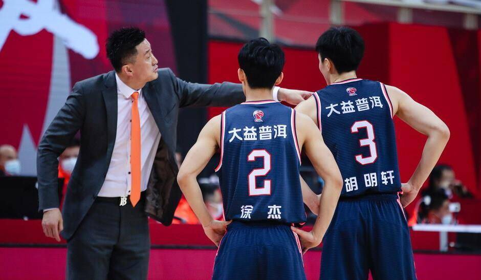 地产大亨率团队力撑：万达男篮苦战赛场